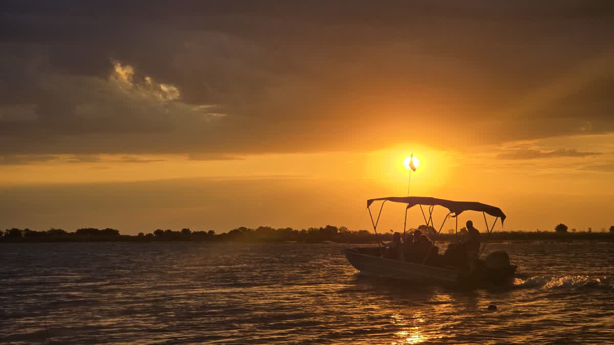 Bootssafari bei Sonnenuntergang im Okavango Delta